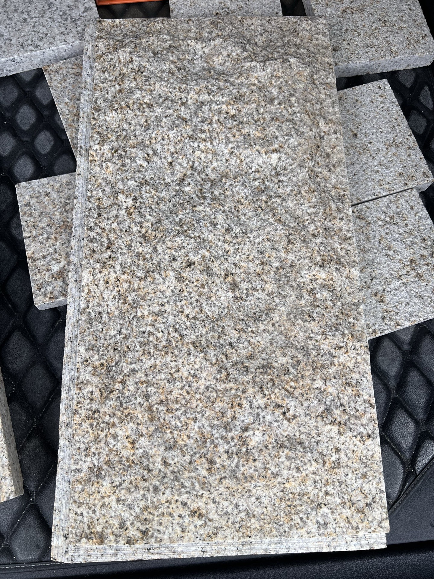 石材廠蘑菇石定制芝麻灰芝麻黑供應